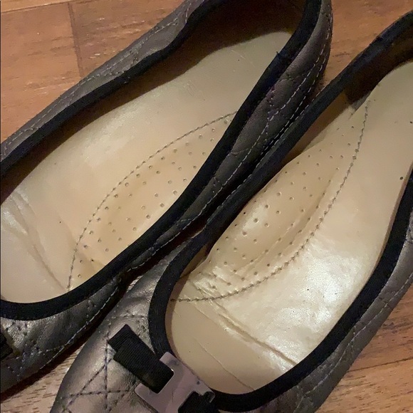 Silver quilted shoes with black bow size 8 - Picture 4 of 4